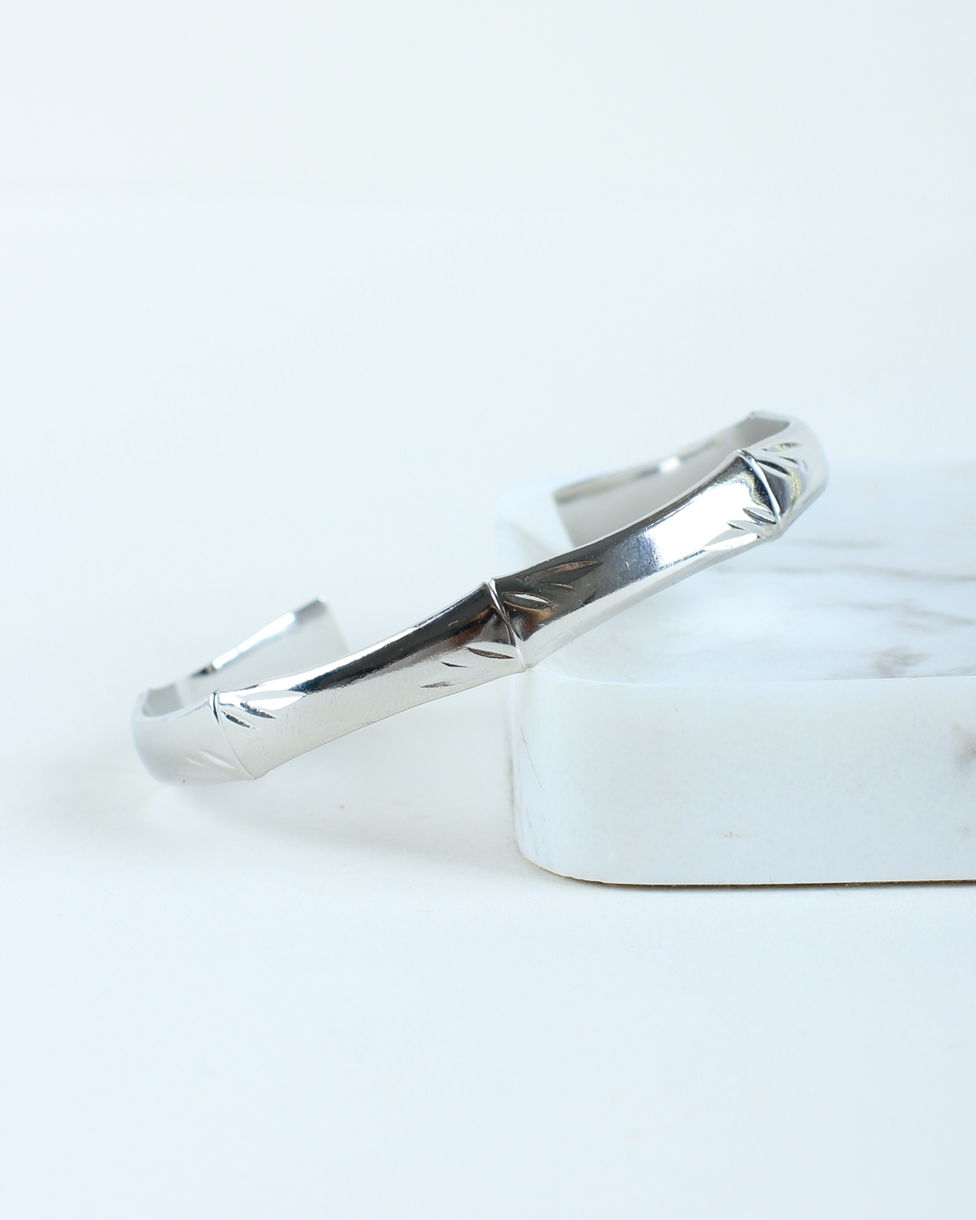 Relief bangle silver